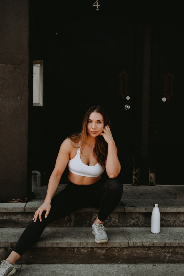 002 : TOUT SUR LA TRANSITION À UNE ALIMENTATION INTUITIVE SANS RESTRICTIONS : MON HISTOIRE DE PERTE DE POIDS, MON COMBAT AVEC LA NOURRITURE & MES CONSEILS