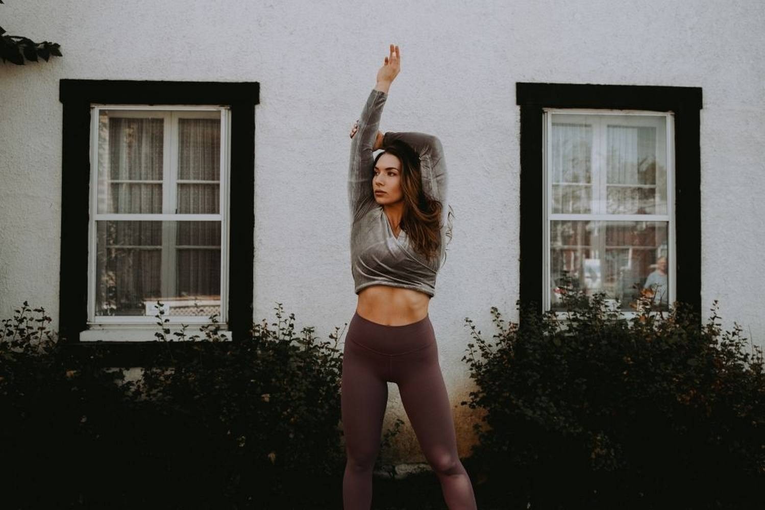 010 : POURQUOI TU DEVRAIS PORTER DES VÊTEMENTS QUI SONT DE LA TAILLE DE TON CORPS ACTUEL (ET TE DÉBARASSER DE TOUT CE QUI EST TROP PETIT OU TROP GRAND)