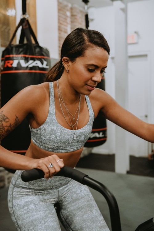 DOIS-TU FAIRE DU CARDIO AVANT OU APRÈS TON ENTRAÎNEMENT MUSCULAIRE?