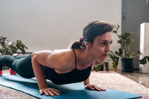 3 EXERCICES DE RENFORCEMENT POUR T'AIDER À FINALEMENT ENCHAÎNER 10 PUSH-UPS
